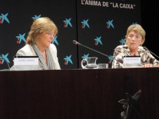 La consellera de Justícia, Pilar Fernández i Bozal, i la presidenta d'ECAS, Teresa Crespo