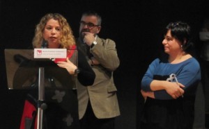 Fatima Ahmed després de recollir el premi de mans de Quim Sabater, president de l’Observatori del Tercer Sector, i Núria Valls, de la xarxa DDiPAS.