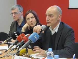 Joan Uribe, director de Sant Joan de Déu Serveis Socials. A l’esquerra, Sonia Fuertes (Fundació Salut i Comunitat) i Salvador Busquets (Càritas).