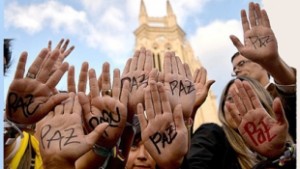 Mans enlaire demanant la pau a Colòmbia