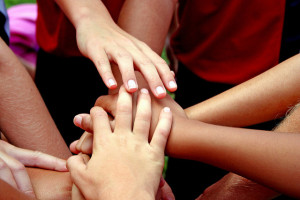 Mans de nens com a símbol d'equip. Imatge 'United', de tv27, distribuïda sota llicència CC BY-NC-SA-ND 2.0