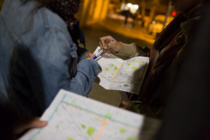 Persones marcant un mapa, en un recompte de persones sense llar