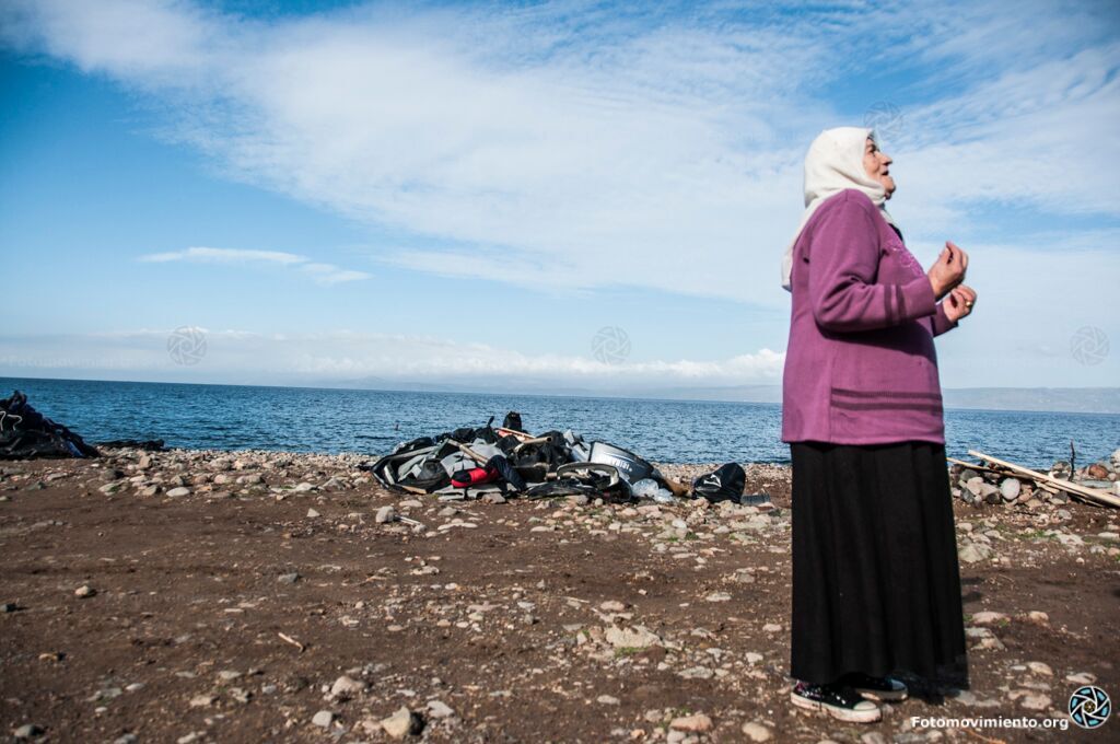 Imatge de material abandonat a una platja, una dona es lamenta. Autoria: Fotomovimiento