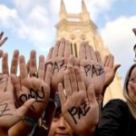 Mans enlaire demanant la pau a Colòmbia