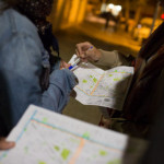 Persones marcant un mapa, en un recompte de persones sense llar