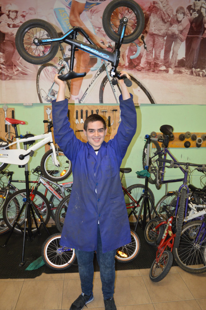formació joves Escola Pia - Noi al taller de bicicletes