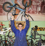 formació joves Escola Pia - Noi al taller de bicicletes