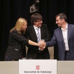 Carles Puigdemont, Neus Munté i Oriol Illa a la signatura del pla de suport