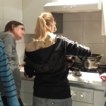 Joves cuinant en un pis adaptat a persones amb intel·ligència límit