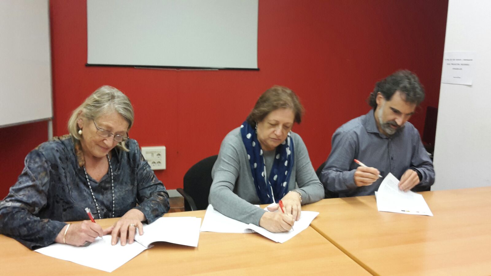 Representants d'ECAS, Òmnium i Coop57 signen el conveni de 'Lliures'